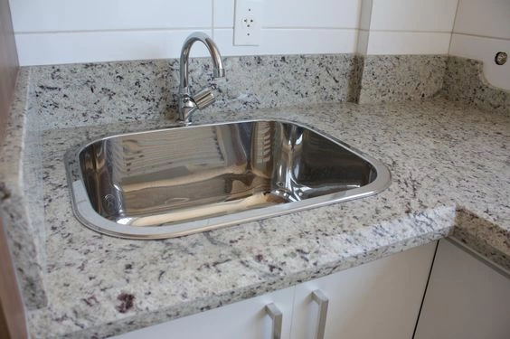 Refresque su cocina con granito blanco - Granite Liquidators